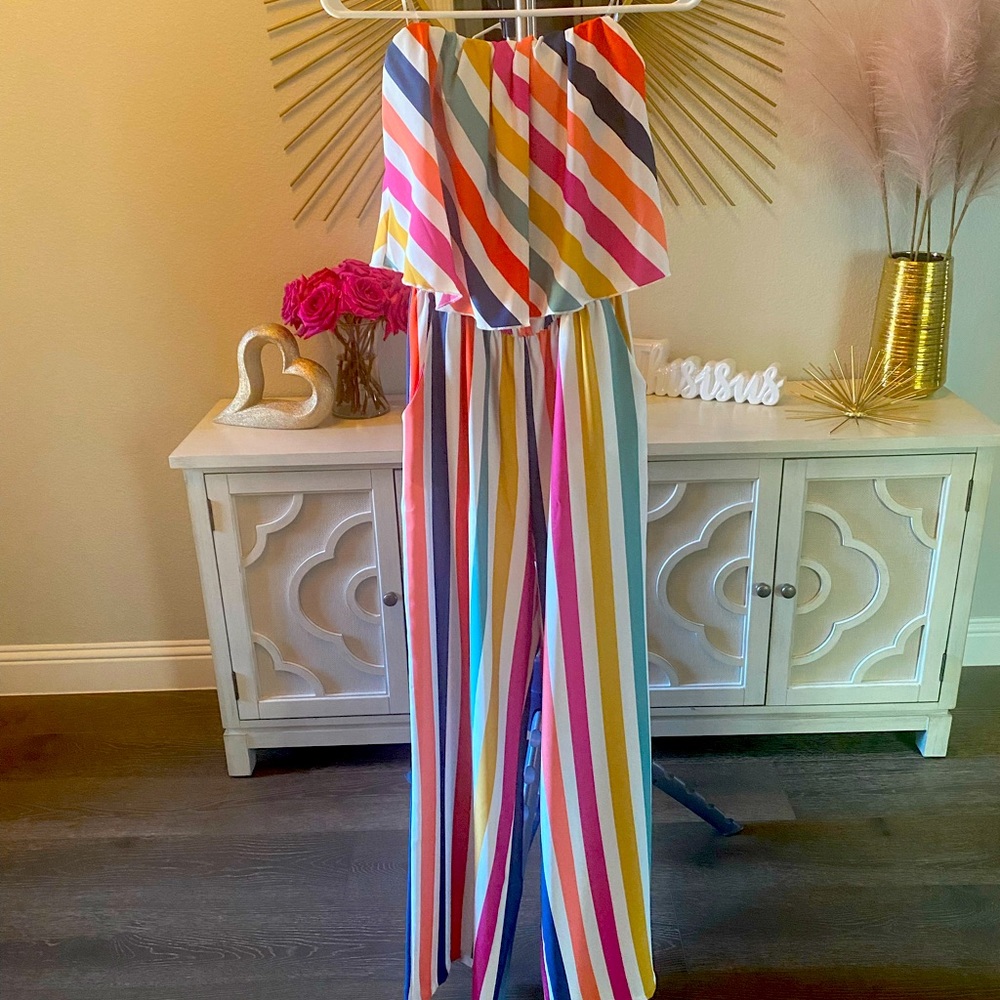 Colorful jumpsuit! Great addition to your spring wardrobe. Size Large!